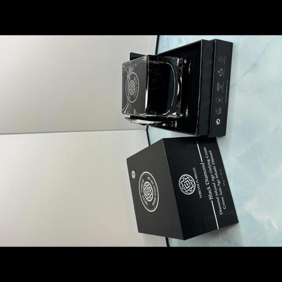 Forever Flawless Black Diamond Age-Defying Cream - 50g - Picture 2 of 3